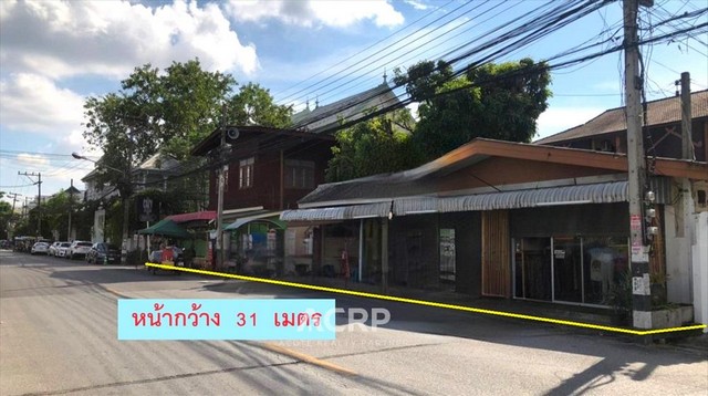 ขายที่ดินพร้อมบ้าน 3 หลัง ในคูเมือง ต.พระสิงห์ จ.เชียงใหม่ ขนาดที่ดิน 219 ตร.ว. หน้ากว้าง 31 เมตร ลึก 27 เมตร แปลงหัวมุม มีบ้านไม้สักสองชั้น 1 หลัง และบ้านชั้นเดียว 2 หลัง ทำเลดีมาก ใจกลางเมืองเชียงใหม่ ห่างประตูแสนปรุงเพียง 360 เมตร, วัดพระสิงห์และถนนคนเดินเพียง 450 เมตร, โรงเรียนอนุบาลเชียงใหม่เพียง 550 เมตร และตลาดประตูเชียงใหม่เพียง 1.1 กิโลเมตร ขาย 65,000,000 บาท (รหัสทรัพย์ HL-630910