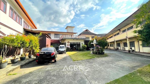 ขายที่ดินพร้อมสิ่งปลูกสร้าง บนถนนอินทวโรรส ตำบลศรีภูมิ คูเมืองด้านใน จ.เชียงใหม่ ขนาดที่ดิน 1-0-75.80 ไร่ พร้อมสิ่งปลูกสร้าง แบ่งเป็น บ้านพักอาศัยสองชั้น 4 ห้องนอน 3 ห้องน้ำ หอพักสองชั้น จำนวน 35 ห้อง ร้านอาหารสองชั้น มีครัวและห้องแช่เย็น พื้นที่ใช้สอยประมาณ 200 ตร.ม. และห้องชั้นเดียวพื้นที่ใช้สอยประมาณ 100 ตร.ม. ทำเลดีมาก ใจกลางเมืองเชียงใหม่ ใกล้อนุสาวรีย์สามกษัตร