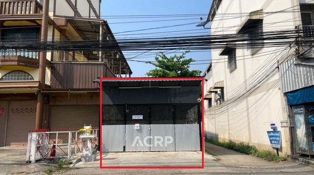 ขายที่ดินพร้อมสิ่งปลูกสร้างชั้นเดียว ถนนวิชยานนท์ คูเมืองด้านนอก จ.เชียงใหม่ ขนาดที่ดิน 34 ตร.ว. หน้ากว้างประมาณ 5.5 เมตร ลึกประมาณ 22 เมตร พร้อมผู้เช่าเดือนละ 11,000 บาท ทำเลดีมาก ติดถนน ใกล้แจ่งศรีภูมิเพียง 200 เมตร และตลาดเมืองใหม่เพียง 100 เมตร เหมาะสำหรับกิจการหลากหลายประเภท หรือจะรื้อสิ่งปลูกสร้างเก่าเพื่อทำใหม่ได้ขาย 4,500,000 บาท(รหัสทรัพย์ LRt-650315-0005)Contact Us+66 (0)88 268 2000info@acuterealtyconsult