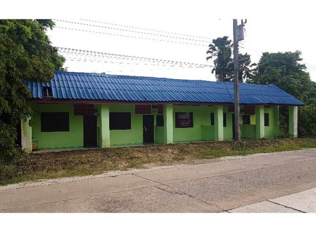   Code ID :  PGSKA620034  ราคา  1,280,000  บาท ▸ เนื้อที่  88 ตร.ว  พื้นที่ใช้สอย 57.6 ตร.ม.  * 4 ห้องนอน 4 ห้องน้ำ   * 1 ที่จอดรถ   บ้านหันไปทางทิศเหนือ  พิกัดทรัพย์ : https://maps.app.goo.gl/PJR2CzoP5WAuQKpHA  สถานที่ใกล้เคียง ▸ใกล้  โรงพยาบาลสมเด็จพระบรมราชินีนาถ ณ อำเภอนาทวี ▸ใกล้  บิ๊กซี นาทวี ▸ใกล้  วัดประดู่หมู่   ▸ใกล้  วัดในวัง พระอารามหลวง  สอบถามเพิ่มเติม / นัดชม โทร. 097-419-5982(พลอย) โทร. 096-932-4624(ออมสิน) Line : @panaya (มี@ด้านหน้า)  ปรึกษาสินเช