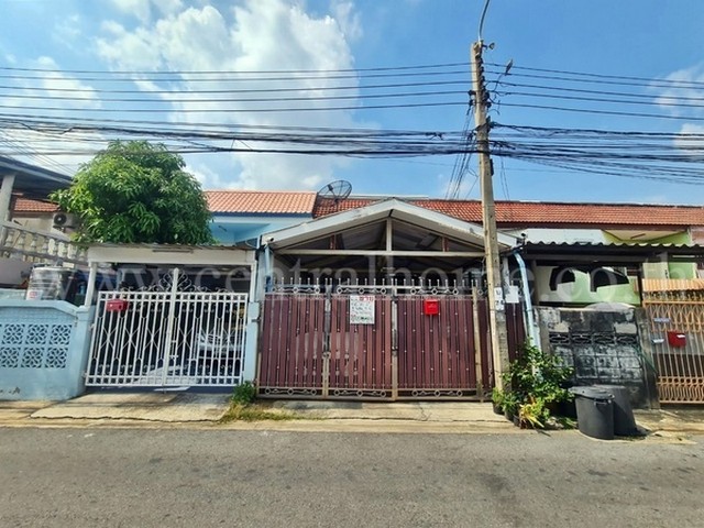 รหัสทรัพย์  4906ทาวน์เฮ้าส์ ปิ่นเจริญ 3 สรงประภา ดอนเมืองที่ตั้ง : ถนนสรงประภา  แขวงสีกัน เขตดอนเมือง กรุงเทพมหานคร 10210รายละเอียดทรัพย์-  ขนาดเนื้อที่ 25 ตารางวา, ขนาดพื้นที่ใช้สอย 115 ตารางเมตร- 3 ห้องนอน, 3 ห้องน้ำ, 1 ห้องนั่งเล่น, 1 ห้องครัว, 2 ที่จอดรถทำเลใกล้เคียง- สนามบินดอนเมือง- หน้าหมู่บ้านมี 7 - 11- ฟิวเจอร์ฟาร์ครังสิต- โรงเรียนพระหฤทัยดอนเมือง- มีรถสองแถววิ่งรับ-ส่ง ผ่