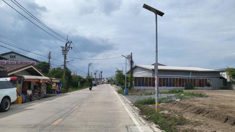 ที่ดินเปล่าให้เช่า 216 ตร.ว.ทำเลดีในแหล่งชุมชน บ้านคลองสวน พระสมุทรเจดีย์ สมุทรปราการM-7266รายละเอียด:• พื้นที่: 216 ตร.ว.• หน้ากว้าง: 37.5 เมตร, ลึก: 23 เมตร• ถมสูงแล้ว พร้อมสำหรับการก่อสร้าง• ติดถนน เหมาะสำหรับทำการค้า เช่น ร้านสะดวกซื้อ ร้านอาหาร ร้านซักอบรีด ฯลฯ• อยู่ติดกับหมู่บ้านสินทวีแกรนด์วิลล์ ใกล้โรงแรมรายวันหลายแห่งและโรงงานใหญ่• ใกล้โรงเรียนและวัด บริเวณห