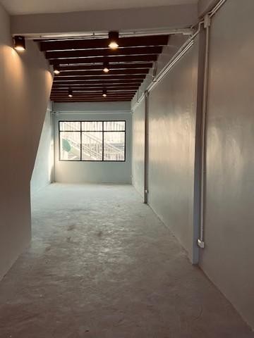 ให้เช่าอาคารพาณิชย์ 3 ชั้น ถนนพระราม 4 แยกกล้วยน้ำไท ทะลุสุขุมวิท 40 ขนาด 25 ตร.ว.พื้นที่ใช้สอย 180 ตรม.มี 2 ห้องน้ำ มีแอร์ 3 ตัว