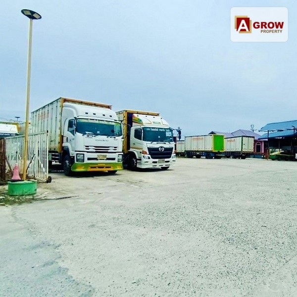 ที่ดินพร้อมสิ่งปลูกสร้าง ในโครงการบางเพรียง บ้านพร้อมโกดัง - ลานจอดรถสิบล้อเทลเลอร์