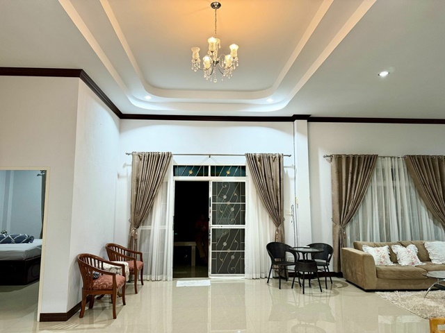 หาดสวนสน ทะเล400 ม. ตลาดโสภณสัตหีบ1.1 กม. ให้เช่าบ้าน 2ชั้น 96ตรว. 3นอน  3น้ำ 4แอร์ทั้งหลัง หาดเทียนทะเล