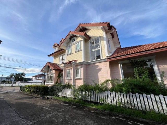 TEL :088-559 5199 คุณเอLine: https://line.me/ti/p/C0eGe0whLXเช่า บ้านตามสภาพ รอรีโนเวทพิกัด : บางละมุง พัทยาราคาขาย 22,000,000 บาทค่าธรรมเนียมโอน คนละครึ่ง ราคาเช่า 65,000 บาท/เดือน สัญญาอย่างน้อย 2 ปีมัดจำ 4 เดือน + ค่าเช่าล่วงหน้า 1 เดือน เนื้อที่ขนาด 250 ตารางวา7 ห้องนอน 7 ห้องน้ำ ตัวบ้านมี 2 ตัวอาคาร มีสระน้ำขนาดใหญ่ บ้านทิ้งร้างมานาน ต้องปรับปรุงสภาพ ระบบน้ำประปา ไฟฟ้า ดีหน้าบ้านทิศเหนือT : A14