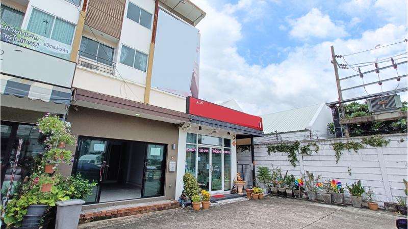 รหัสทรัพย์ M09491ขาย โฮมออฟฟิศ หลังริม ทิศเหนือ ติดเพลินนารีมอลและตลาดถาอมมิตร ซิตี้เซนส์ วัชรพล ใกล้ทางด่วน 3.5 ชั้น 4ห้องนอน 3ห้องน้ำ 24.8 ตร.ว.——————————————————–จุดเด่น: อาคารเป็นหลังริมที่มีเนื้อที่ด้านข้าง ต่อเติมอย่างดีไม่ทรุด ปัจจุบันมีผู้เช่าเป็นคลินิกเสริมความงาม บ้านหันหน้าทิศเหนือทำให้แดดไม่ส่องด้านหน้าอาคาร ทำเลดีมีคนพลุกพล่านเนื่องจากติดเพลิน