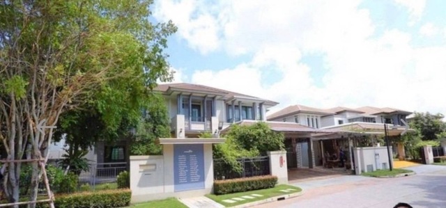 Sub1161ขายบ้านเดี่ยว นาราสิริ พระราม2 ขนาด 143 ตร.ว บ้านเดี่ยวสุดหรู สไตล์ Modern LuxuryNARASIRIบ้านเดี่ยว ทำเลดี เดินทางสะดวก- แบบบ้าน Marco เนื้อที่ขนาด 143 ตร.ว. พื้นที่ใช้สอย 390 ม.- 4 ห้องนอน 5 ห้องน้ำ ห้องนอนมีห้องน้ำทุกห้อง- ห้องรับแขกขนาดใหญ่ และ 1 ห้องรับประทานอาหาหาร จอดรถได้ 4 คัน- สภาพบ้านใหม่ พร้อมอยู่ หน้าบ้านหันทางทิศใต้- บ้านอยู่ตรงข้ามสวนของโครงการ ให้ความรู้สึกเป็นส่วนตัวมา