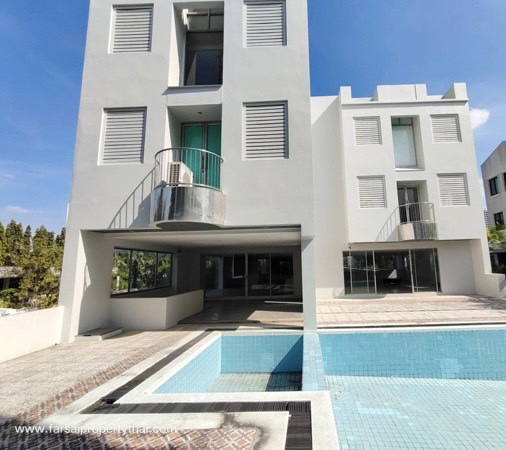 รายละเอียด  ให้เช่าบ้านเดี่ยว 4ชั้น (ตกแต่งใหม่ทั้งหลัง) เนื้อที่ 168.4ตร.ว พื้นที่ใช้สอย 900ตร.ม 10ห้องนอน 8ห้องน้ำ ถนนพระราม 9ซอย17 ราคาเช่า 80,000 บ/ด  มีบ้านสองหลังในบริบริเวณเดี่ยวกัน ที่จอดรถ 8 คัน  2 ห้องครัว 2 ห้องรับแขก 2 ห้องแม่บ้าน บ้านพร้อมเข้าอยู่ ตั้งอยู่บนทำเลที่ดีที่สุด ท่ามกลางความเจริญของทำเลโซนพระราม 9และเลียบทางด่วนเอกมัย-รามอินทราอาจณรงค์ ที่นับว่าเป็นจ