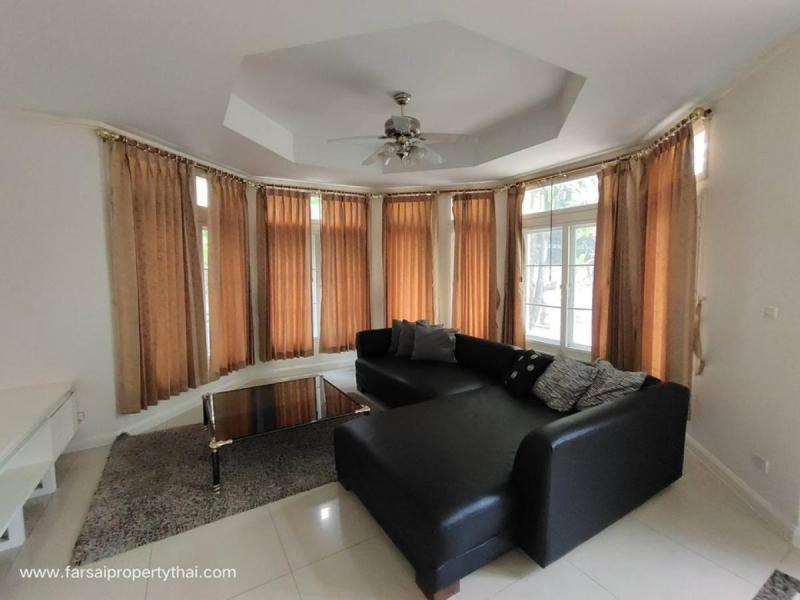 รายละเอียด  ขาย/ให้เช่าบ้านเดี่ยวหรู 2ชั้นเนื้อที่ 140 ตร.ว พื้นที่ใช้สอย 350 ตร.ม 3ห้องนอน 4ห้องน้ำ เฟอร์ครบ ถนนเลียบทางด่วน ลาดพร้าว  ราคาขาย 36.5 ล้านบาท  สิ่งอำนวยความสะดวก– สวนสาธารณะ, คลับเฮาส์, สระว่ายน้ำ (2 สระ ในร่ม และกลางแจ้ง), ฟิตเนส (ซาวน่า), สนามเทนนิส, รปภ., CCTV สถานที่สำคัญใกล้เคียง ห้างคริสตัลพาร์ค  ห้างเทสโก้ โลตัส ห้างโฮมโปร  ห้างบิ๊กซี  ห้าง CDC ห้างแม็คโคร ห้างเ