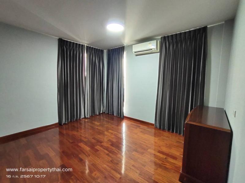 รายละเอียดให้เช่าด่วนๆบ้านเดี่ยวหรู 2 ชั้นเนื้อที่ 154 ตารางวา พื้นที่ใช้สอย 450 ตารางเมตร 5 ห้องนอน 4 ห้องน้ำ แอร์เฟอรบางส่วน ห้องครัว จอดรถ 6 คัน  ตกแต่งด้วยวัสดุเกรดพรีเมี่ยม 1 ห้องครัว 2 ห้องรับแขก 1 ห้องแม่บ้าน  สิ่งอำนวยความสะดวก ออกแบบมาอย่างดี ห้างสรรพสินค้า ตลาดนัดรถไฟ ห้างซีคอนสแควร์ ห้างพาราไดซ์  ตลาด อตก Vida Gemopolis ราม 2 ไนท์บาร์ซาร์ Tesco Lotus บางนา  ตลาดสดเอี่ยมสมบั