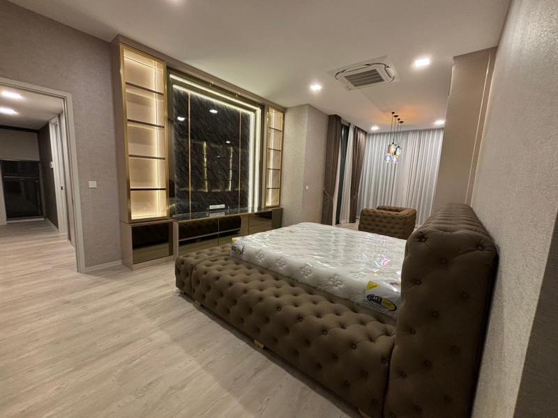 ให้เช่าบ้านเดี่ยวหรู 4ชั้นเนื้อที่ 85ตร.ว พื้นที่ใช้สอย 550ตร.ม มีลิฟท์ 5นอน 6น้ำ เฟอร์ครบ ถนนกรุงเทพกรีฑา ราคาเช่า 450,000 บ/ด