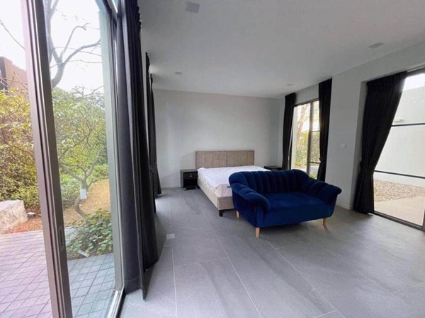 รายละเอียด  ให้เช่าบ้านเดี่ยวหรู 3ชั้นเนื้อที่ 72ตร.ว พื้นที่ใช้สอย 324ตร.ม 3ห้องนอน 4ห้องน้ำ แอร์ เฟอร์ครบ ถนนพระราม 9 ราคาเช่า 210,000 บ/ด  ด้านหน้าเป็นบ่อน้ำ ด้านหลังวิวสนามกอล์ฟ!! อยู่ใกล้ Club House,สระว่ายน้ำ โครงการจาก​ Land​&Houses ราคา 210,000 บาท ต่อเดือน (รวมค่าส่วนกลางแล้ว)  พื้นที่ใช้สอย 324 ตร.ม. ขนาดที่ดิน 72 ตร.วา. มี 3 ห้องนอน 4 ห้องน้ำ 1 ห้องแม่บ้าน , จอดรถได้ถึง 3 คัน วิวสนามกอล์ฟ อยู่