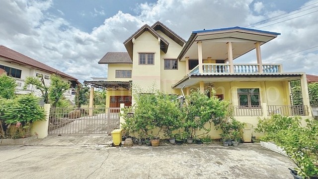 รหัสทรัพย์  N0033บ้านเดี่ยว 85 ตารางวา บิ้วตี้เฮ้าส์ 3 ซอยสวนผัก 32ที่ตั้ง : ถนนราชพฤกษ์ ตำบลบางขุนกอง อำเภอบางกรวย จังหวัดนนทบุรี 11130รายละเอียดทรัพย์- บ้านเดี่ยว 2 ชั้นหลังริม- ขนาดพื้นที่ 85 ตารางวา พื้นที่ใช้สอย 230 ตารางเมตร- หน้ากว้าง 22 เมตร ลึก 16 เมตร- 3 ห้องนอน 2 ห้องน้ำ 1 ห้องนั่งเล่น 1 ห้องครัว 2 ห้องอเนกประสงค์- จอดรถในบ้าน 2 คัน หน้าบ้านได้อีก 1 คัน- ตัวบ้านเป็นบ้านสร