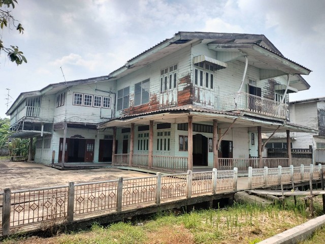 รายละเอียด : บ้านพร้อมที่ดินติดแม่น้ำเจ้าพระยาหน้าซอยติดสถานีรถไฟฟ้าบางพลัดเนื้อที่ 370 ตร.ว.เนื้อที่ตามโฉนด 283 ตร.ว. ประกอบด้วย 4 โฉนด85 ตร.ว.55 ตร.ว.110 ตร.ว.33 ตร.ว.ที่ตั้ง : ซ.จรัญสนิทวงศ์ 74/1 บางพลัด กทม. 10700สนใจนัดดูบ้าน ติดต่อได้ที่Line@ : @wishhouse_pptเบอร์โทร 02-096-3436 , 062-452-9594 วรรณ