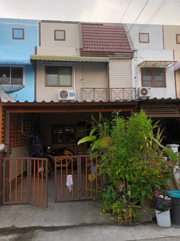 รายละเอียดทรัพย์ : ขายทาว์นเฮาส์ 2 ชั้น หมู่บ้านวงศกร 5 ถนนหทัยราษฎร์ 118 ตารางวา l 2 ห้องนอน l 2 ห้องน้ำ l หน้ากว้าง 4 เมตรการตกแต่ง : มี 2 ชั้นพื้นทั้งชั้นบนและชั้นล่างปูด้วยกระเบื้อง มีมุ้งลวด เหล็กดัด พร้อมแอร์ เตียง ตู้เสื้อผ้า ต่อเติมครัวหลังบ้าน  ต่อเติมหลังคาหน้าบ้าน หร้อมอยู่สถานที่ใกล้เคียง :โรงพยาบาลสายไหมมหาวิทยาลัยเวสเทิร์นตลาดมารวย หทัยราษฏร์ตลาดวงศก