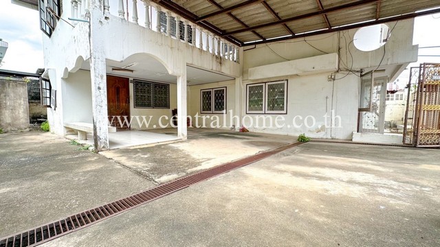 รหัสทรัพย์ : N0013บ้านเดี่ยว ซ.สกุลชัย 5 ถนนสิรินธร - จรัญสนิทวงศ์ 75ที่ตั้ง : ถนนสิรินธร แขวงบางพลัด  เขต บางพลัด กรุงเทพมหานคร  10700รายละเอียดทรัพย์- บ้านเดี่ยว 2 ชั้น, ขนาดพื้นที่ 56 ตารางวา, พื้นที่ใช้สอย 220 ตารางเมตร- 6 ห้องนอน, 3 ห้องน้ำ, 1 ห้องครัว, 2 ที่จอดรถ- พื้นชั้นล่างไม้ปาร์เก้ ชั้นบนเป็นไม้ปาร์เก้ โครงสร้างยังดี- เข้าออกเมืองสะดวกมาก ใช้เวลาเพียง 15-20 