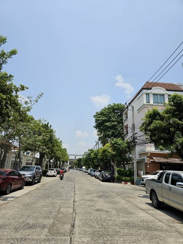 ขายบ้านกลางเมือง บริติชทาวน์ 3 ชั้น ลาซาล ศรีนครินทร์ ใกล้รถไฟฟ้าแค่ 400 เมตร บรรยากาศดี ติดถนนใหญ่สนใจโทร 061-624-7988ต้องการขายบ้านกลางเมือง บริติช ทาวน์ ศรีนครินทร์ขนาด 21.5 ตร.วา3 ชั้น 2 ที่จอดรถ3 นอน 4 น้ำ 1 ห้องนั่งเล่นใหญ๋ สูง โปร่งมาก.ทำเลดีสุดๆ รถไฟฟ้าอยู่หน้าหมู่บ้านเลยติดถนนศรีนครินทร์ เดินทาง สะดวกสุดๆใกล้ โรงเรียนนานาชาติ สิงคโปร์ , เซ็นโย บางนา.....ราคาถูกสุดๆ.....