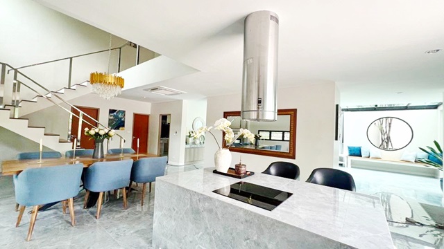 เฟอร์หรูครบ 82ตรว. ฉลองกรุง36-44 ให้เช่าคฤหาสน์ glass roof 310ตรม.3-4นอน 4น้ำ ม.พระจอมเกล้า ลาดกระบัง 3.5 กม. ตลาดนิคมลาดกระบัง