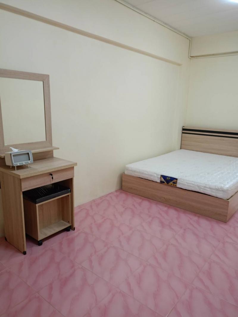 ให้เช่าคอนโดบ้านสวนตึก U4 ชั้น 3 ซอยพหลโยธิน 48 เฟอร์นิเจอร์มีเตียง ตู้เสื้อผ้า โต๊ะเครื่องแป้ง หิ้วกระเป๋าเข้าอยู่ได้เลย เข้าซอยไม่ลึก ใกล้สถานีรถไฟฟ้า ใกล้ตลาดยิ่งเจริญ โลตัส ห้างบิ๊กซี การเดินทางสะดวก มีรถเมล์และรถไฟฟ้า พื้นที่ 21 ตรม ห้องสตูดิโอ มีแอร์ 1 ตัวให้เช่า เดือนละ 3,000 ฿ ค่าส่วนกลาง @ 200 ฿ ติดต่อ ดา 0896886338