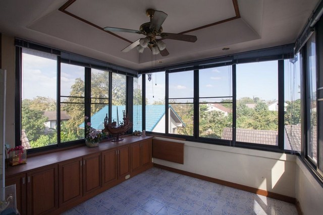 ให้เช่าบ้านเดี่ยว3ชั้นด้านหน้าหมู่บ้านติดทางขึ้นทางด่วนศรีรัช  และถนนกาญจนาภิเษก  วงแหวนรอบนอก  ด้านหลังหมู่บ้านเป็นถนนพุทธมณฑล สาย 2