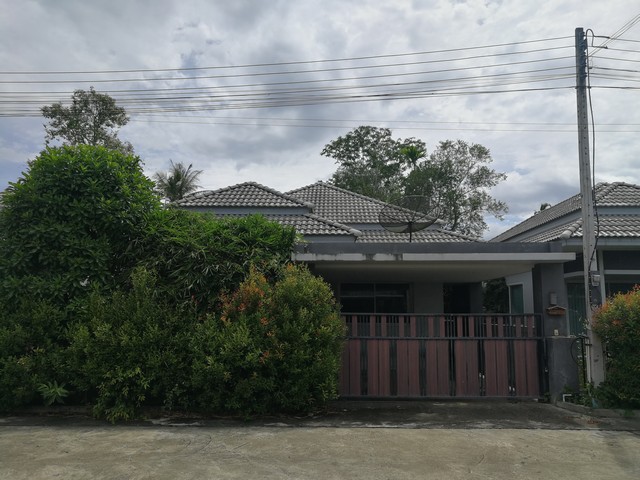 Code ID : PGSKA-LB-A-650030  ราคา  2,800,000  บาท ▸ เนื้อที่ 63 ตร.ว  พื้นที่ใช้สอย 183.7 ตร.ม.  * 2 ห้องนอน 1 ห้องน้ำ   * 1 ที่จอดรถ   บ้านหันไปทางทิศตะวันออก  พิกัดทรัพย์ : https://maps.app.goo.gl/qS9AuqDGQFf7SniC7  สถานที่ใกล้เคียง ▸ใกล้  ท่าอากาศยานนานาชาติหาดใหญ่ ▸ใกล้  โรงเรียนหาดใหญ่รัฐประชาสรรค์ ▸ใกล้  ไทวัสดุ หาดใหญ่ ▸ใกล้  โรงพยาบาลกองบิน 56  สอบถามเพิ่มเติม / นัดชม โทร. 097-419-5982(พลอย) โทร. 096-932-4624(ออมสิน) Line : @panaya (มี@ด้านหน้า)  ปรึกษาสิน�