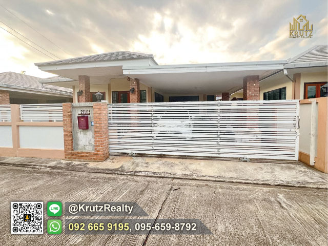 บ้านหลังใหญ่อบอุ่น คลาสสิค ทิศดี หน้าบ้านหันทิศตะวันออกเฉียงใต้ตรงตามตำรา นำโชคลาภและความรุ่งเรือง ทำเลทอง ต.สันผักหวาน อ.หางดง จ.เชียงใหม่ พร้อมเฟอร์นิเจอร์ มูลค่ากว่า 200,000 บาท แค่หิ้วกระเป๋าเข้าอยู่ได้ทันที!ที่ตั้ง: ต.สันผักหวาน อ.หางดง จ.เชียงใหม่พิกัด: https://maps.app.goo.gl/KKnsXELbZ95YKU517 ขนาดที่ดิน 67 ตรว.พื้นที่ใช้สอยในบ้าน 130 ตรม.3 ห้องนอน 4 ห้องน้ำ ห้องนอนมีห้องน้ำในตัวทุกห้