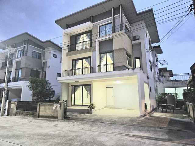 ให้เช่าบ้านเดี่ยว 3 ชั้น ไซส์ XL โกลเด้นท์เพรสทีช สุขาภิบาล 5 พร้อมอยู่ เหมาะสำหรับครอบครัวใหญ่ หรือทำโฮมออฟฟิส 350 ตรม.ที่ตั้ง : ถ.สุขาภิบาล 5 แขวงออเงิน เขตสายไหม กทม. 10220รายละเอียด- เนื้อที่ 55 ตรว.- พื้นที่ใช้สอย 350 ตรม.- 5 ห้องนอน 4 ห้องน้ำ - ห้องโถงใหญ่- ห้องครัว- แอร์ทั้งหลัง 3 ตัว- มีเตียงและตู้เสื้อผ้าครบทุกห้องนอน- ตู้เย็น - จอดรถในร่ม 4 คัน- น้ำไฟพร้อมเข้าอยู่ บรรยากาศร่�