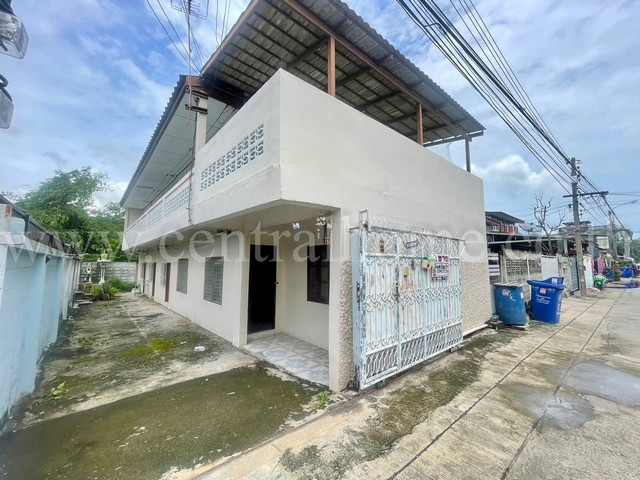 รหัสทรัพย์  5545อพาร์ทเม้นท์ ด่านสำโรง 38/10 สุขุมวิท 113ที่ตั้ง : ซอยด่านสำโรง 38/10 ตำบลสำโรงเหนือ อำเภอเมืองสมุทรปราการ สมุทรปราการ 10270รายละเอียดทรัพย์- บ้านเดี่ยวพร้อมหอพัก 8 ห้อง - พื้นที่ 46 ตารางวาสถานที่และทำเลใกล้เคียง- โรงเรียนเซ็นโยเซฟ, โรงเรียนลาซาล  - ตลาดสด - เซ็นทรัลบางนา - อิมพิเรียลเวิลด์ สำโรง- สถานีรถไฟฟ้า BTS สถานีแบริ่งแผนที่ :  https://maps.app.goo.gl/9RUTaEt