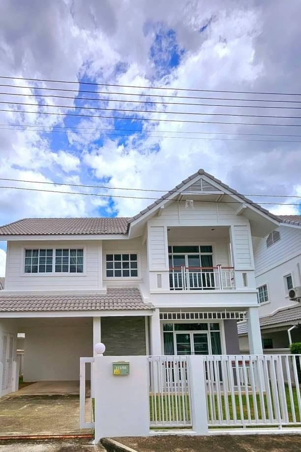 โซนสันกำแพง บ้านให้เช่า 25,000 บาท/เดือน บ้านเดี่ยว 2 ชั้น เนื้อที่กว้าง เฟอร์นิเจอร์ครบ ไม่รับสัตว์เลี้ยง ใกล้เมือง เดินทางสะดวกสบาย