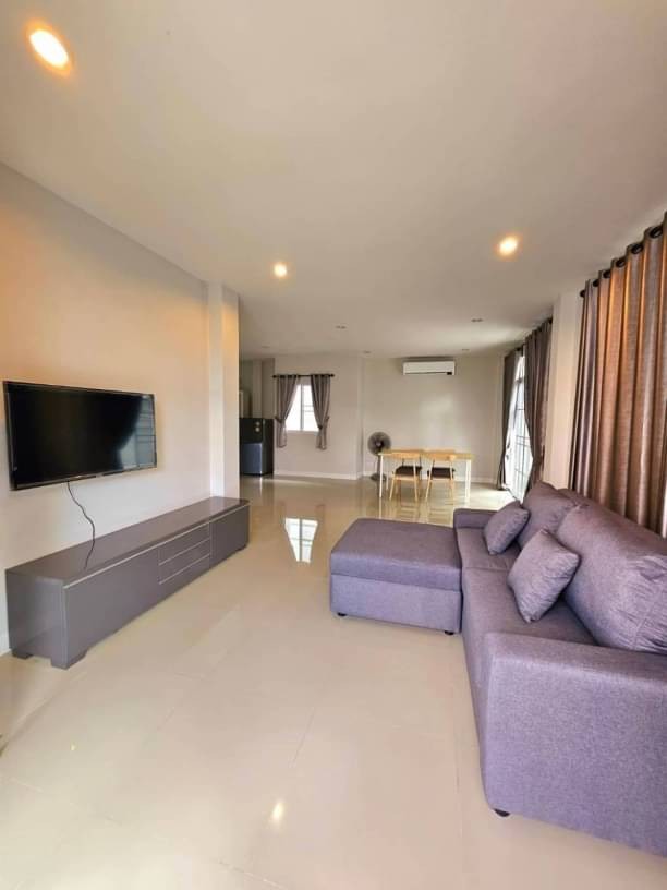 โซนสันกำแพง บ้านให้เช่า 25,000 บาท/เดือน บ้านเดี่ยว 2 ชั้น เนื้อที่กว้าง เฟอร์นิเจอร์ครบ ไม่รับสัตว์เลี้ยง ใกล้เมือง เดินทางสะดวกสบาย