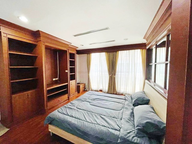 ให้เช่า คฤหาสน์ ทาวน์เฮาส์ 4-5ชั้น ดองกิ มอลล์ ทองหล่อ 0.5 กม.สุขุมวิท 55 เฟอร์นิเจอร์ครบ พร้อมอยู่ ราคา 4นอน 6น้ำ J-Avenue The Commons