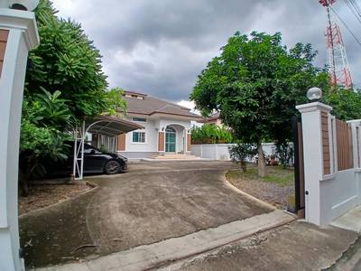 ขายบ้านเดี่ยว 2 ชั้น บ้านเล่นระดับ ห้องรับแขกสูง โปร่ง รีโนเวทใหม่ทั้งหลังที่ตั้ง: ซอย รพช2 ถนน รพช  อำเภอหลักหก จังหวัดปทุมธานี 12000ที่ดิน 133.5 ตารางวา พื้นที่ใช้สอย 171 ตารางเมตร กว้าง 17.8 เมตร ลึก 30 เมตร3 ห้องนอน 3 ห้องนอน 1 ห้องโถง 1 ห้องครัว 1 ห้องซักรีด พร้อมโรงจอดรถ 3 คันมีชานระเบียงด้านข้างเหมาะกับสังสรรค์ หรือพักผ่อน ร่มรื่นมีทั้งครัวบิ้วอินในบ้านและหลังบ้านเครื่