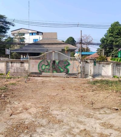 ติดต่อ แล็ค 089 154 1870 Line ID: Lakazineราคาขึ้นปีละล้าน*ที่ดินทำเลทอง ต.ช้างเผือกใจกลางเมืองเชียงใหม่ อ.เมืองเชียงใหม่แลนมาร์คสำหรับนักลงทุน ที่ดินทำเลทองเป็นทั้งย่านธุรกิจ และ ย่านอยู่อาศัย ขายด่วน 50 ล้านบาท (ลดพิเศษจาก 70 ล้านบาท)เนื้อที่ : 1 ไร่ 1 งาน 83 ตร.ว (รวม 583 ตร.ว)ที่ดินหน้ากว้าง : 53 เมตร ที่ดินลึก : 45 เมตรที่ตั้ง: ถนนศิริธร ตำบลช้างเผือกอำเภอเมือง จังหวัดเชียงใหม่ (ติดกับ Kao Ho