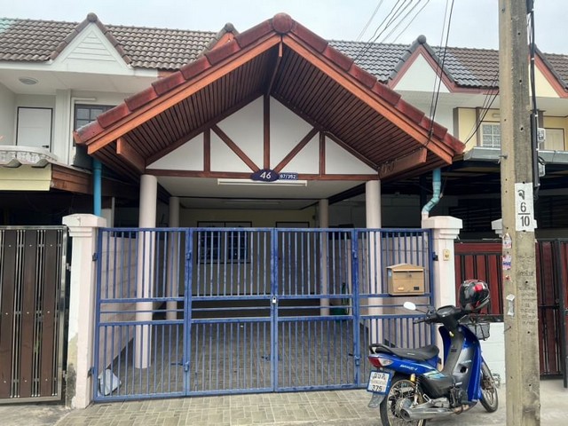 ขาย ทาวน์เฮ้าส์ ซอยลาดพร้าววังหิน82-บ้านสองชั้น สภาพดี - พื้นที่ 2 ห้องนอน 2 ห้องน้ำ - เนื้อที่ 19.5 ตารางวา-เสนอขาย 3,000,000ล้านบาท- ถนนในซอยยกสูง ทำใหม่- จอดรถได้ 1 คันในตัวบ้าน ต่อเติมโรงรถไว้เรียบร้อย- บ้านอยู่ซอย ลาดพร้าววังหิน 82 ทะลุ ไป เสนานิคม1 และโชคชัย4 ได้ ใกล้สี่แยกวังหินได้ ใกล้ BTS เสนานิคม - ทำเลดีมาก ปากซอยและท้ายซอย มี เซเว่นทั้งสองด้าน มีร้านซ้งเป็ดพะโล้หน้า