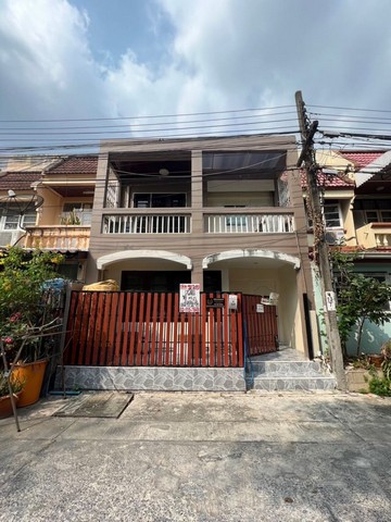 ขายทาวน์เฮ้าส์ 2 ชั้น ซอย ลาดพร้าววังหิน 78เนื้อที่ 16 ตารางวารายละเอียด- ห้องนอน 4- ห้องน้ำ 2- ห้องครัว 1- ต่อเติมที่จอดรถหน้าบ้านหน้าปากซอยมี 7-11 และ ร้านอาหารมากมาย   ทำเลดีเข้าออกสะดวกได้หลายทาง ราคา 3.5 ล้านสถานที่ใกล้เคียง-สถานีตำรวจชุมชน อมรพันธุ์ 9-ซ้งเป็ดพะโล้ วังหิน-ATM กสิกรไทย อิออน สาขาลาดพร้าว-วังหิน-โรงพยาบาลสัตว์วังหิน-โรงเรียนสันติสุขวิทยาติดต่อ 087-994-9415 (อ๊