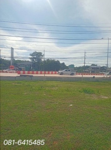 ขายที่ดินแปลงสวยในสุราษฎร์ธานี ติดถนนหลวง เยื้องๆห้างโลตัส อ.ไชยา ทำเลดีเดินทางสะดวก เหมาะแก่การลงทุนทำธุรกิจ เจ้าของขายเองราคาขายไร่ละ 3,600,000 บาท ขายที่ดินแปลงใหญ่ 27 ไร่ 97 ตารางวาที่ตั้ง ตำบลเวียง อำเภอไชยา จังหวัดสุราษฎร์ธานีhttps://maps.app.goo.gl/7wpwACnFM4wuP2uD9?g_st=com.google.maps.preview.copy- เหมาะแก่การทำ หมู่บ้าน,โรงงาน,โกดังเก็บสินค้า ฯลฯ - ทำเลดีติดถนน - หาแปลงใหญ่แบบนี้ไม่ได้อีกแล้ว- สามาร�