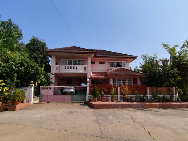 - บ้านเดี่ยว 2 ชั้น ขนาดพื้นที่ 80.5 ตารางวา - 4 ห้องนอน 2 ห้องน้ำ 1ห้องครัว พร้อมต่อเติมพื้นที่ใช้สอยด้านข้าง- พื้นที่ใช้สอย 200 ตร.วา- หลังมุม ถนนหน้าบ้านโล่งกว้าง ที่จอดรถในบ้านและนอกบ้านได้ 2-5 คัน- เดินทางสะดวก เข้าออกได้ 2 ทาง ทั้ง ถนนสุวินทวงศ์ และถนนฉลองกรุง- เดินทางสะดวก ใกล้รถไฟฟ้า MRT สายสีชมพู และสายสีส้มสถานที่ใกล้เคียง Location:- ใกล้วงแหวนรอบนอก และมอร์เตอร์เวย์- ใ