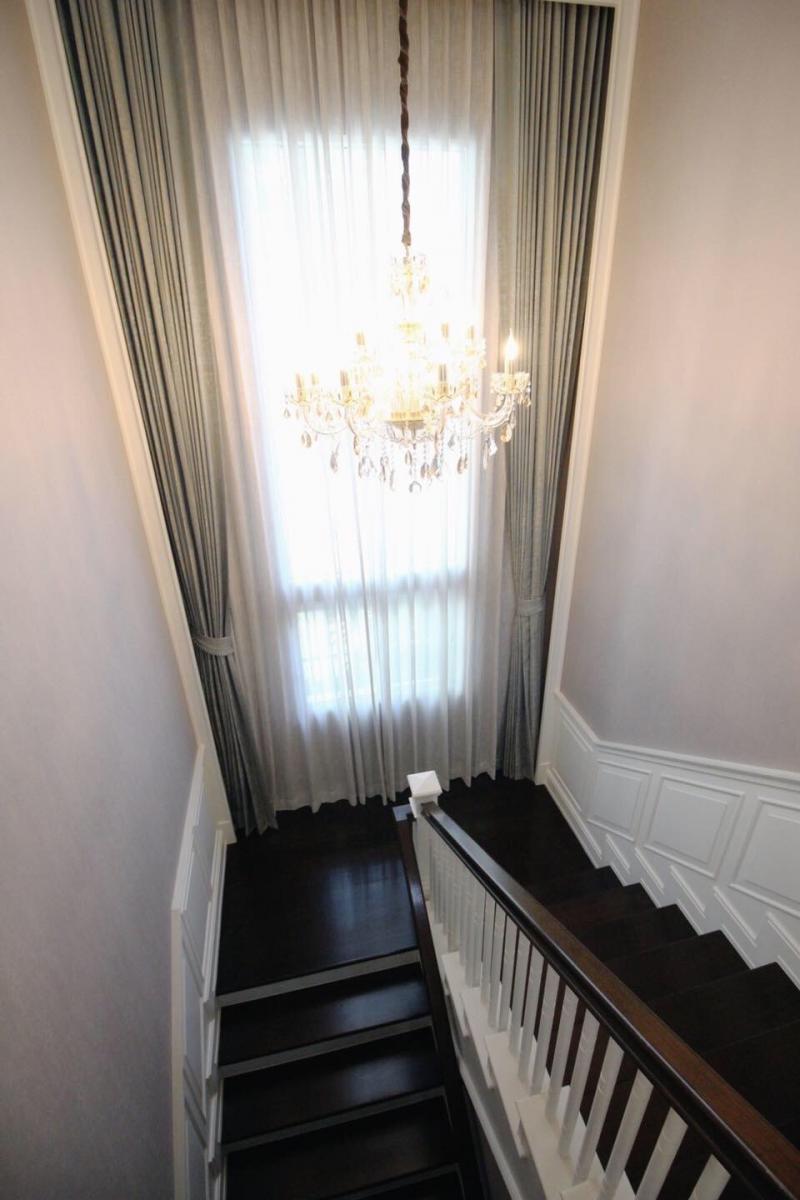 รายละเอียด  ขาย-ให้เช่าบ้านเดี่ยวหรู 2 ชั้น เนื้อที่ 132 ตร.ว พื้นที่ใช้สอย 375ตร.ม 4ห้องนอน 4ห้องน้ำ ห้องรับแขก 1 ห้องแม่บ้าน ตกแต่งด้วยวัสดุเกรดพรีเมี่ยม มีสวน ที่จอดรถ ร่มรื่นด้วยสวนต้นไม้ สิ่งอำนวยความสะดวก คลับเฮ้าส์หรู ครบครันทั้งสระว่ายน้ำ Fitness & Stream  สวนสาธารณะ สระว่ายน้ำ ฟิตเนส  รปภ CCTV อื่นๆ (ระบบ Double Gate ทางเข้าออก, และมี Video Phone)เสร็จสมบูรณ์พร้อมใช้บริการ ถนนเมนที่�