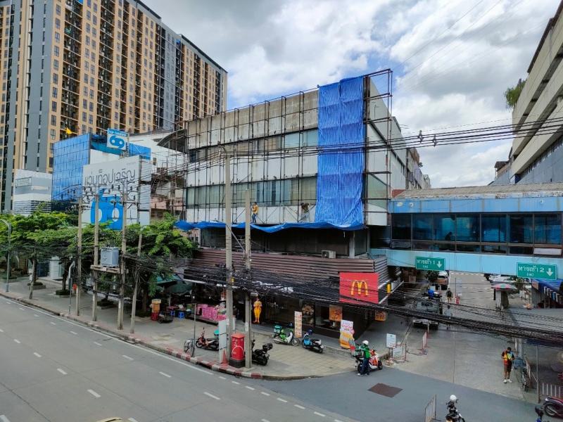ขายและเช่าตึก McDonald’s ข้างพาต้าปิ่นเกล้า เหมาะสำหรับนักธุรกิจเพื่อการลงทุนCODE: LUR-S0858L #ปิ่นเกล้า / #Pinklaoถนน สมเด็จพระปิ่นเกล้า แขวงบางยี่ขัน เขตบางพลัด กรุงเทพมหานคร 10700- 4.5 ชั้น ขนาด 75.5 ตรว., พท.ใช้สอย 1,350 ตรม.- ถนนหน้าตึกกว้าง 24 เมตร ด้านขว้างกว้าง 15 เมตร- เช่า ชั้น 1 เดือนละ 160,000 บาท/เดือน- เช่า ชั้น 2 เดือนละ   55,000 บาท/เดือน- เช่า ชั้น 3 เดือนละ   50,000 บาท/เดือน- เช่า ชั้น 4 เดือนละ   50,000 บาท/เดือน