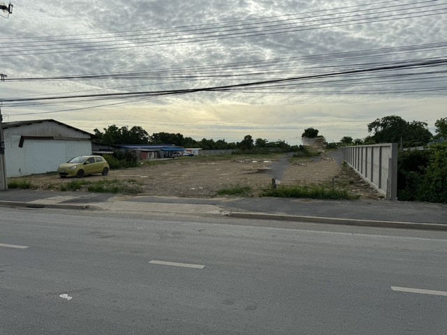 LS265ให้เช่าที่ดินเนื้อที่ 2 ไร่เศษ ติดถนนคุ้มเกล้า ใกล้นิคมอุตสาหกรรมลาดกระบัง ทำเลดีเดินทางสะดวกรหัสประกาศ LS265ค่าเช่า 100,000 บาทต่อเดือน ประกัน 3 เดือน ล่วงหน้า 1 เดือนแบ่งเช่าได้ 40,000 บาทต่อไร่ติดต่อ : คุณพร 0938091444 (เบอร์นี้แอดไลน์ได้คะ),โทร 0939833259ID Line : henghengpaulaหรือAdd Line : https://line.me/ti/p/OJD66Ug_1Oให้เช่าที่ดินเนื้อที่ 2 ไร่ 2 งาน ติดถนนคุ้มเกล้า ใกล้นิคมอุตสาหกรรมลาดกระบัง ทำเลดีเดินทางสะดวกห