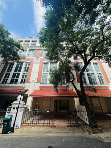 HR1777ให้เช่าทาวน์เฮ้าส์ 4.5 ชั้น โครงการบ้านกลางกรุง ทองหล่อ สุขุมวิท 55 ตกแต่งครบพร้อมอยู่รหัสประกาศ HR1777ค่าเช่า 120,000 บาท/เดือนติดต่อ : คุณพร 0938091444 (เบอร์นี้แอดไลน์ได้คะ),โทร 0939833259ID Line : henghengpaulaหรือAdd Line : https://line.me/ti/p/OJD66Ug_1Oให้เช่าทาวน์เฮ้าส์ 4.5 ชั้น โครงการบ้านกลางกรุง ทองหล่อ สุขุมวิท 55 ตกแต่งครบพร้อมอยู่พื้นที่ใช้สอย 300-400 ตรม. สูง 4.5 ชั้น 4 ห้องนอน 6 ห้องน้ำ1 ห้องแม่บ้าน ที่จอดรถ 2 คัน ในโครง