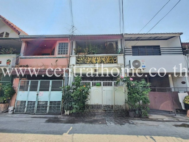 รหัสทรัพย์ N0036ทาวน์เฮ้าส์ 2 ชั้น สุชาวดี พระราม7 บางกรวยซอย12  ราคาถูก ใกล้ กฟผ. สำนักงานใหญ่ ที่ตั้ง : ถนน บางกรวย-ไทรน้อย ตำบล บางกรวย อำเภอบางกรวย นนทบุรี รายละเอียด- เนื้อที่ 20 ตารางวา พื้นที่ใช้สอย 110 ตารางเมตร- 2 ห้องนอน, 2 ห้องน้ำ, 1 ห้องรับแขก, 1 ห้องนั่งเล่น, 1 ห้องครัว  ติดมุ้งลวดเหล็กดัด- จอดรถได้ 1คัน ทำเลที่ตั้ง- ใกล้การไฟฟ้าบางกรวย- ใกล้สะพานพระร