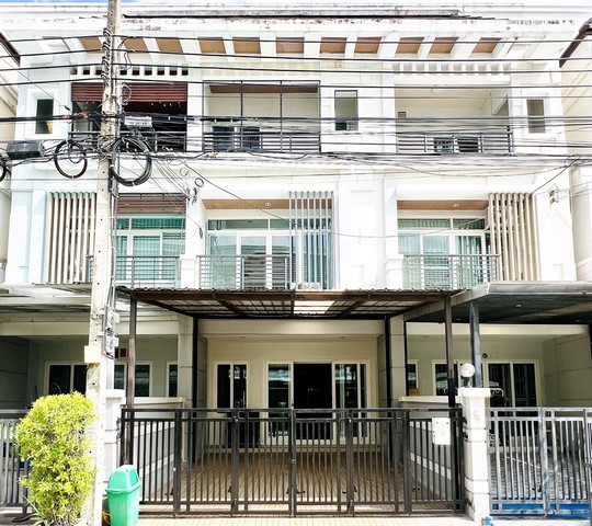 ให้เช่าทาวน์โฮมเออร์บาเนียน ศรีนครินทร์46/1 พร้อมเฟอร์นิเจอร์ พร้อมพักอาศัย ใกล้ห้างพาราไดซ์ ซีคอน สวนหลวง ร.9 เดินทางสะดวกห่างรถไฟฟ้าสถานีซีคอน 300เมตร ถนนเชื่อมไปยังอ่อนนุช พัฒนาการได้ติดต่อ  อรัชพร 081-4-888-799ราคาเช่า   35,000บาท/เดือนประกัน    3เดือนล่วงหน้า   1เดือนรายละเอียดบ้านทาวน์โฮม 3ชั้น พื้นที่ 24ตารางวา เนื้อที่ใช้สอย 180ตรม.-3 ห้องนอน-3 ห้องน้ำ-1 ครัวไทย-1 ครัวนอก-1 ห้อ