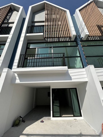 รหัสC6312 ให้เช่าโฮมออฟฟิศ ทาวน์โฮม โครงการ Deco Home Office แบริ่ง ถนนสุขุมวิท**ให้เช่า**ราคาเช่า 40,000 บาท/เดือน (ประกัน2 ล่วงหน้า1)โทร : 095-823 9789 คิทLine id : candy.456Line Add Friend : https://line.me/ti/p/rHhjrvhm_zโทร : 091-782 8924 ต้นLine : seng.456Line Add Friend : https://line.me/ti/p/iHsUxP2IlTโฮมออฟฟิศ ทาวน์โฮม โครงการ Deco Home Office แบริ่ง ถนนสุขุมวิทเนื้อที่ 21 ตารางวา  พื้นที่ใช้สอย 180 ตารางเมตรหน้าบ้างกว้าง5 เมตร ตัวบ้านลึก 10.8 เมตร หลังบ้านครัว 2x5 เมตร2 ห้องนอน 1 ห้องอเนกประสง