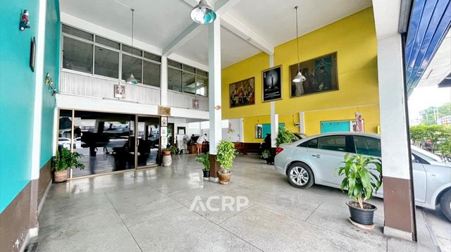 ขายอาคารพาณิชย์สามชั้นครึ่ง 2 คูหา บนถนนโชตนา ใกล้สี่แยกข่วงสิงห์ จ.เชียงใหม่ ที่ดินขนาด 86.90 ตร.ว. หน้ากว้าง 13 ม. ลึก 29 ม. พร้อมชั้นดาดฟ้า ทำเลดีมาก ติดถนนใหญ่ เหมาะสำหรับค้าขายหรือทำธุรกิจ ห่างจากมหาวิทยาลัยราชภัฏเชียงใหม่ เพียง 1 กิโลเมตร, นิมมานเหมินทร์ เพียง 2.3 กิโลเมตร และศูนย์ราชการ เพียง 3.6 กิโลเมตร ขาย 28,000,000 บาท(รหัสทรัพย์ Sh-640507-0002)Contact Us+66 (0)88 268 2000info@acuterealtyconsultant.comLine Official : http://lin.ee/N