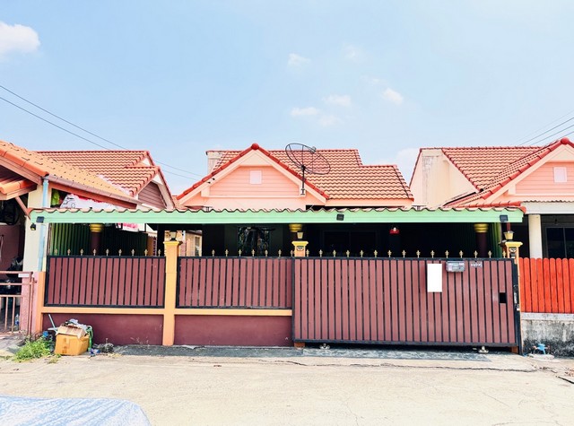   Code ID : PSC00913  ราคา 1,572,000  บาท ▸ เนื้อที่  34.90 ตร.ว. พื้นที่ใช้สอย 139.50 ตร.ม.  * 2 ห้องนอน 2 ห้องน้ำ   * 1 ที่จอดรถ   บ้านหันไปทางทิศเหนือ  พิกัดทรัพย์ : https://maps.app.goo.gl/LdN9aBwQ7u68XDDb7  สถานที่ใกล้เคียง ▸ใกล้  มหาวิทยาลัยเทคโนโลยีมหานคร ▸ใกล้  โลตัส หนองจอก ▸ใกล้  แม็คโคร หนองจอก ▸ใกล้  โรงพยาบาลเวชการุณย์รัศมิ์  สอบถามเพิ่มเติม / นัดชม โทร. 097-419-5982(พลอย) โทร. 096-932-4624(ออมสิน) Line : @panaya (มี@ด้านหน้า)  ปรึกษาสินเชื่อฟรี One Stop 