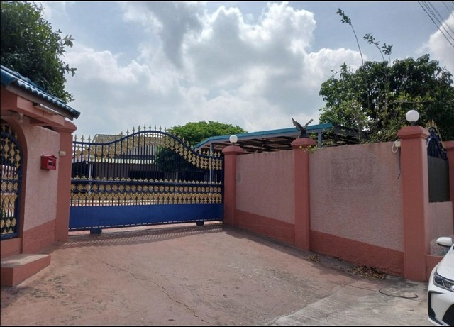   Code ID : PSC00912  ราคา 9,680,000   บาท ▸ เนื้อที่  336.20 ตร.ว.  พื้นที่ใช้สอย  404.00 ตร.ม.  * 4 ห้องนอน 2 ห้องน้ำ   * 2 ที่จอดรถ   บ้านหันไปทางทิศตะวันตก  พิกัดทรัพย์ : https://maps.app.goo.gl/eseUBdKzX88yXX74A  สถานที่ใกล้เคียง ▸ใกล้  ตลาดนัดจตุจักรชลบุรี ▸ใกล้  โรงพยาบาลเอกชล 2 ▸ใกล้  หาดบางแสน ▸ใกล้  แม็คโคร ชลบุรี  สอบถามเพิ่มเติม / นัดชม โทร. 097-419-5982(พลอย) โทร. 096-932-4624(ออมสิน) Line : @panaya (มี@ด้านหน้า)  ปรึกษาสินเชื่อฟรี One Stop Service ดูแลตั้งแต่ต้น�