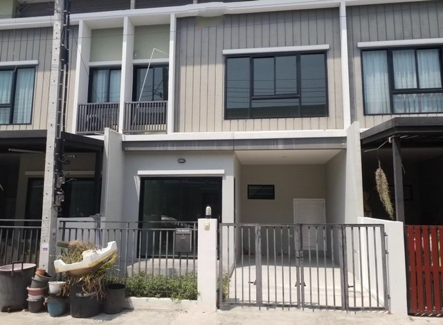   Code ID : PSC00909  ราคา 1,895,000   บาท ▸ เนื้อที่ 18.50 ตร.ว. พื้นที่ใช้สอย  114.00 ตร.ม.  * 3 ห้องนอน 2 ห้องน้ำ   * 1 ที่จอดรถ   บ้านหันไปทางทิศตะวันตกเฉียงใต้  พิกัดทรัพย์ : https://maps.app.goo.gl/5mWy5pfsSLwyccXf8  สถานที่ใกล้เคียง ▸ใกล้  บิ๊กซี ซูเปอร์เซ็นเตอร์ ไทรน้อย ▸ใกล้  วัดไทรใหญ่ ▸ใกล้  โรงพยาบาลไทรน้อย ▸ใกล้  แม็คโคร สาขาบางบัวทอง  สอบถามเพิ่มเติม / นัดชม โทร. 097-419-5982(พลอย) โทร. 096-932-4624(ออมสิน) Line : @panaya (มี@ด้านหน้า)  ปรึกษาสินเช�