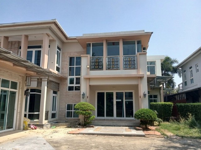 Code ID : PSC00907  ราคา  10,234,000   บาท ▸ เนื้อที่  429.10 ตร.ว.  พื้นที่ใช้สอย  404.50 ตร.ม.  * 4 ห้องนอน 4 ห้องน้ำ   * 3 ที่จอดรถ   บ้านหันไปทางทิศเหนือ  พิกัดทรัพย์ : https://maps.app.goo.gl/KdsBsqV2CjSzACMP9  สถานที่ใกล้เคียง ▸ใกล้  โรงพยาบาลราชพิพัฒน์ ▸ใกล้  เดอะมอลล์ไลฟ์สโตร์ บางแค ▸ใกล้  มหาวิทยาลัยธนบุรี ▸ใกล้  ตลาดเวิลด์มาร์เก็ต  สอบถามเพิ่มเติม / นัดชม โทร. 097-419-5982(พลอย) โทร. 096-932-4624(ออมสิน) Line : @panaya (มี@ด้านหน้า)  ปรึกษาสินเชื่อฟรี One St